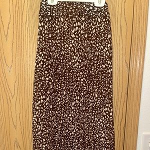 Very flowey mid length brown patterned skirt! Size medium